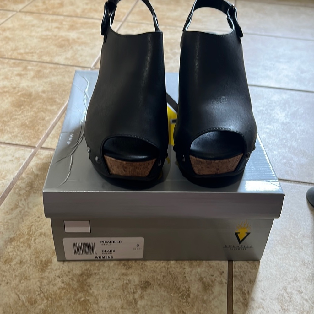Volatile women’s sandals